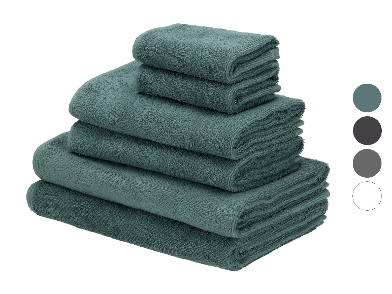 Stapel turkooise handdoeken.