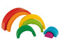 Een set van gekleurde houten regenboogvormen, ideaal voor spelen en stapelen.