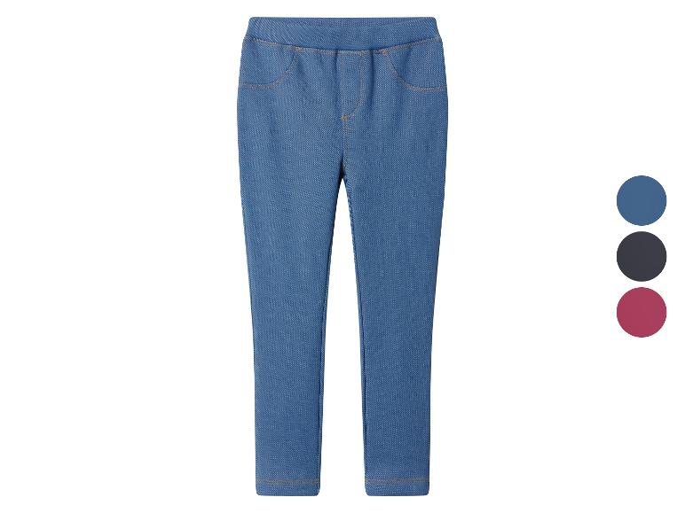Blauwe jeggings met neppe zakken en een kleurenpalet van blauw, zwart en bordeaux.