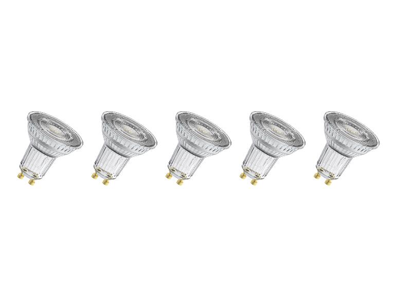Vijf LED-spotjes met GU10-fitting, geplaatst in een rij op een witte achtergrond.