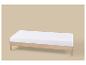 Licht houten daybed met wit matras op beige achtergrond