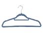 Een blauwe fluwelen kledinghanger met een zilveren haak.