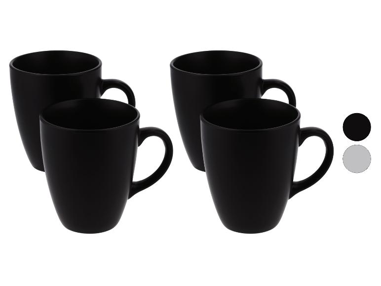Set van vier grote zwarte koffiemokken.