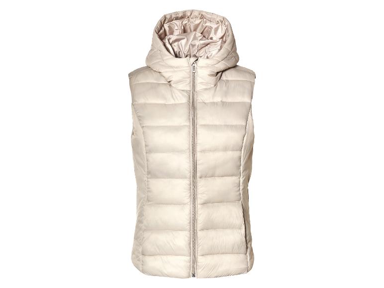 Een beige gewatteerde vest met capuchon.