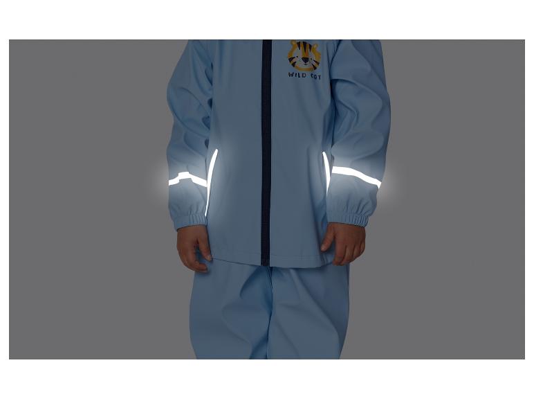 Blauwe regenjas en broek met reflecterende strepen.