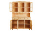 Een houten dressoir met glazen deuren en laden.