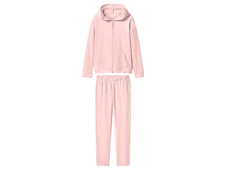 Roze fleece trainingspak met een hoodie met rits en bijpassende broek.