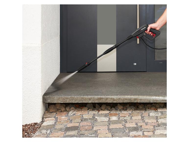 Hogedrukreiniger reinigt een betonnen trede