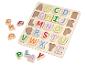 Houten puzzel met gekleurde alfabetletters voor kinderen.