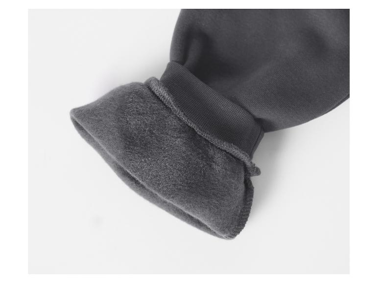 Detailopname van een donkergrijs kledingstuk van fleece.