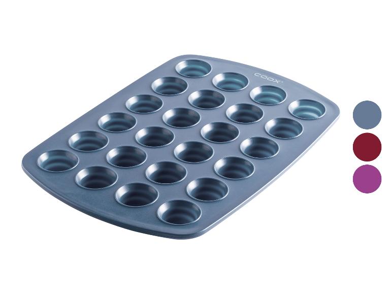 Grijze mini-muffinbakvorm met 24 holtes.