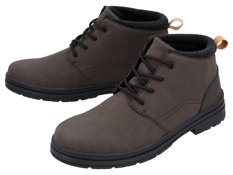 Een paar bruine heren veterschoenen met een zwarte zool en bruine treklussen