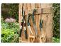 PARKSIDE tuingereedschap, waaronder de 360° grasschaar, op een houten achtergrond.