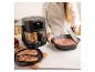 Cecofry airfryer met frietjes, vlees en gehaktballetjes in saus.