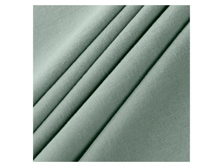 Zachte grijsgroene stof, geschikt voor kleding of decoratie.