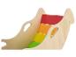Houten schommelspeelgoed met kleurrijke treden in rood, oranje, geel en groen.