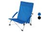 Blauwe opvouwbare strandstoel met armleuningen en witte details, met blauwe en zwarte kleuropties.