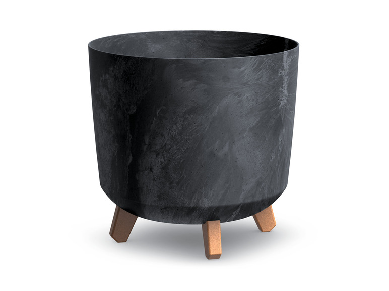 Een zwarte bloempot met houten poten.