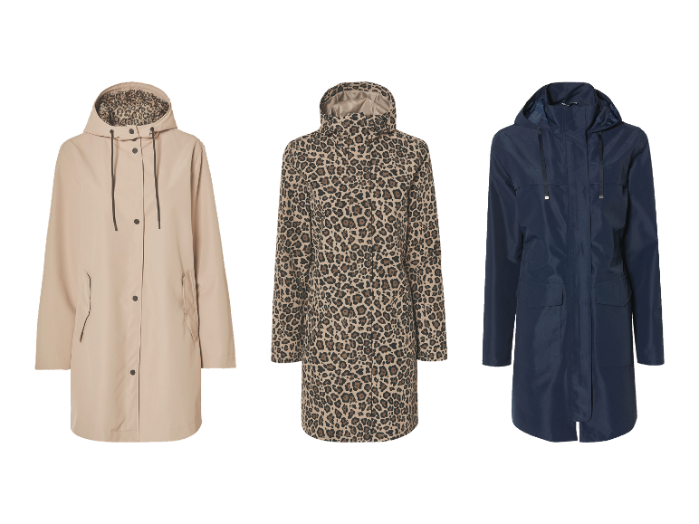 Drie regenjassen: beige, luipaardprint en donkerblauw.