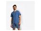 Man in blauw T-shirt en gestreepte pyjamashort