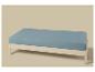 Eenpersoonsbed met licht houten frame en blauwgrijs hoeslaken.