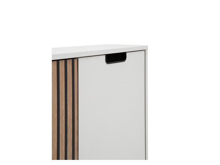 Witte kast met lade en decoratief houten paneel met zwarte latten