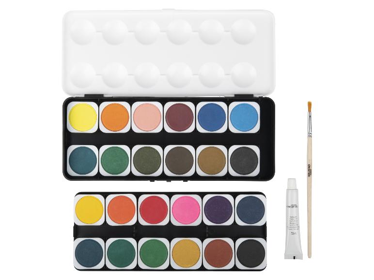 Crelando aquarelverfset met penseel.