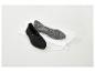 Zwarte damesballetschoenen en een witte waszak op een witte achtergrond.