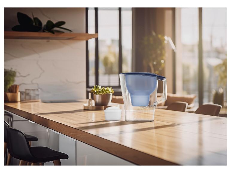Brita waterfilterkan op een houten aanrecht.