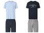 Twee herenpyjamasets: één lichtblauw met marineblauwe shorts en één marineblauw met grijze shorts.