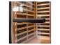 Glazen deur van infraroodsauna met zwart handvat en houten latteninterieur.