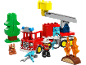 Speelgoedbrandweerwagen met brandweerman, boom, eekhoorn en kampvuur.
