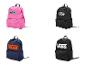 Vier rugzakken in verschillende kleuren: roze, zwart, marineblauw met oranje logo en zwart met wit logo.