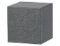 Grijze, getextureerde kubus op een witte achtergrond.