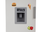 Witte koelkast met waterdispenser, toont 4°C en -18°C, versierd met voedselmagneten.