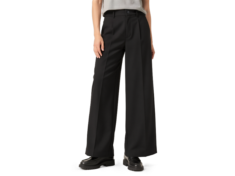 Zwarte wijde broek en grijs T-shirt, gedragen met zwarte mocassins.
