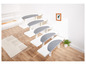 Grijze trapmatten op witte treden in een modern interieur.
