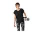 Lachende vrouw in zwarte sporttop en patroonlegging, met grijze yogamat.
