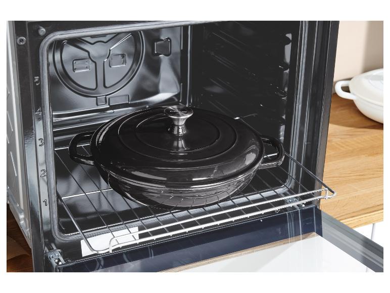 Een oven met een Silvercrest gietijzeren pan erin.