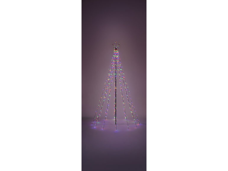 Verlichte kerstboom met ster als piek en kleurrijke LED-lampjes.