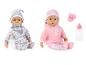 Twee babypoppen met fopspenen, flesjes en bijpassende outfits.