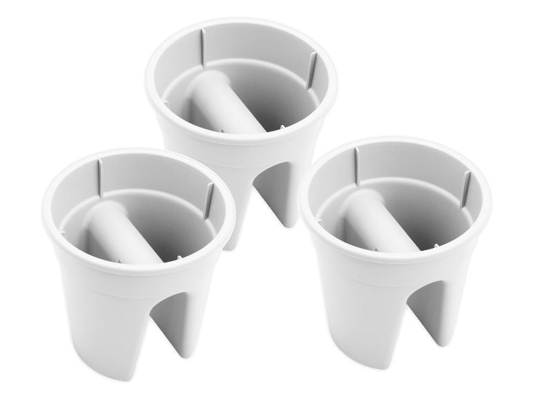 Drie witte plastic ijslollyvormen met een cilindrisch midden, gerangschikt op een witte achtergrond.