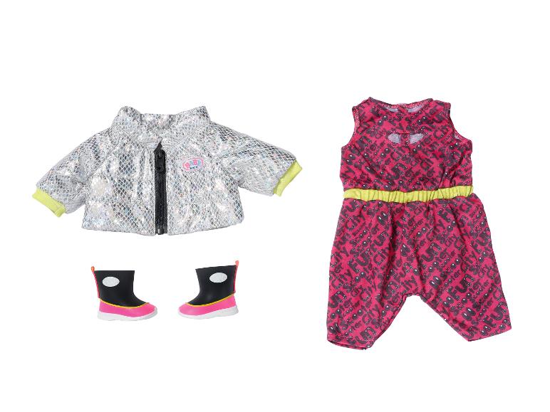 BABY born poppenkleding: zilveren jas, roze jumpsuit met tekst en zwarte laarzen.
