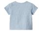 Lichtblauw baby T-shirt met korte mouwen en gestructureerde stof, achteraanzicht.