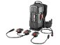 Accu-rugzak met drie accu-adapters en aansluitkabels op een zwarte achtergrond.