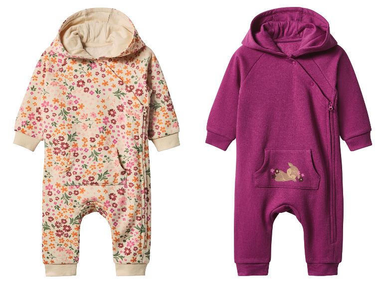 Twee baby jumpsuits, één met bloemenprint en één paarse met een hert.