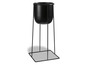 Zwarte plantenpot met metalen standaard.
