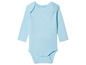 Een lichtblauw babypak met lange mouwen.