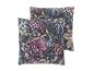 Twee bloemige sierkussens met donkere achtergrond en roze, witte en blauwe bloemen.