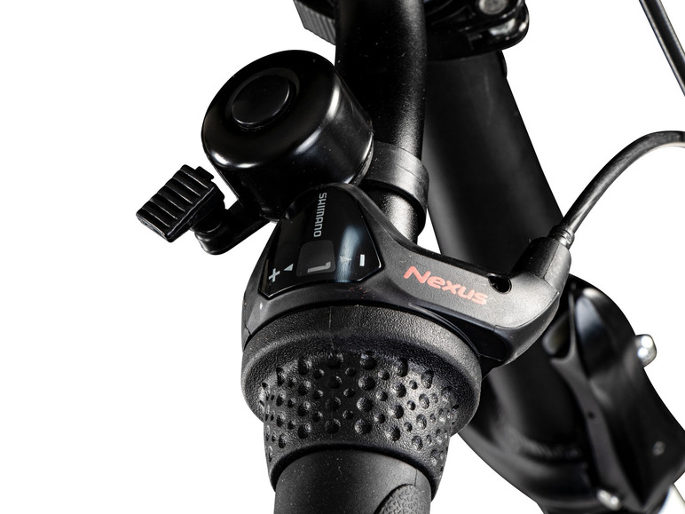 Een close-up van een fietsstuur met een Shimano Nexus versnellingshendel en een bel.